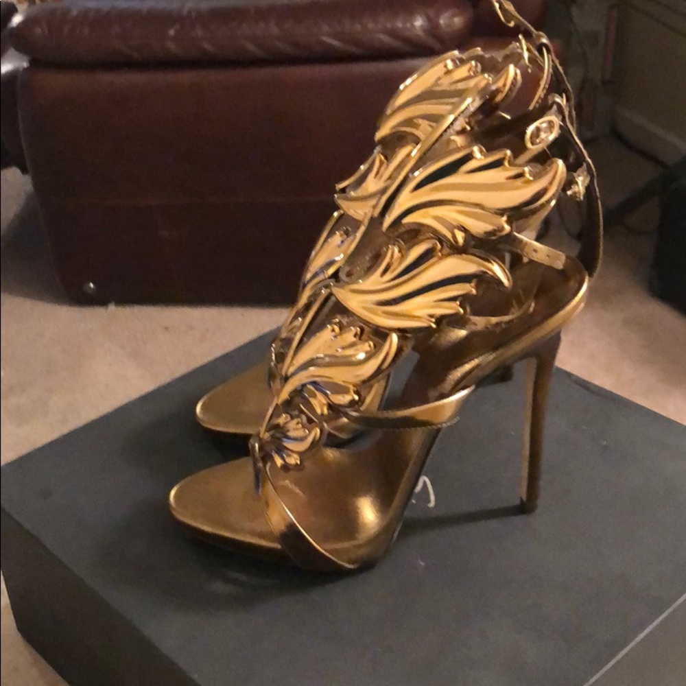 Gold winged - Picture 3 of 3